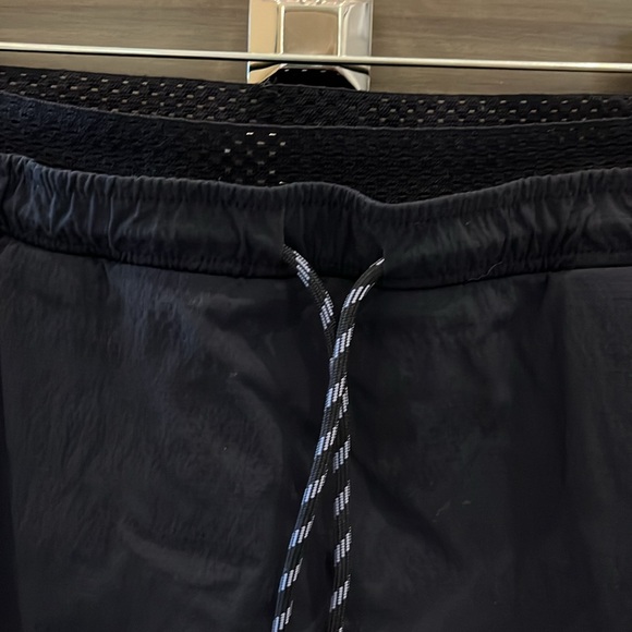 Athleta Navy Skort sz 8. Two front zipper pockets, Stretch waist. Length is 14” - Picture 2 of 4
